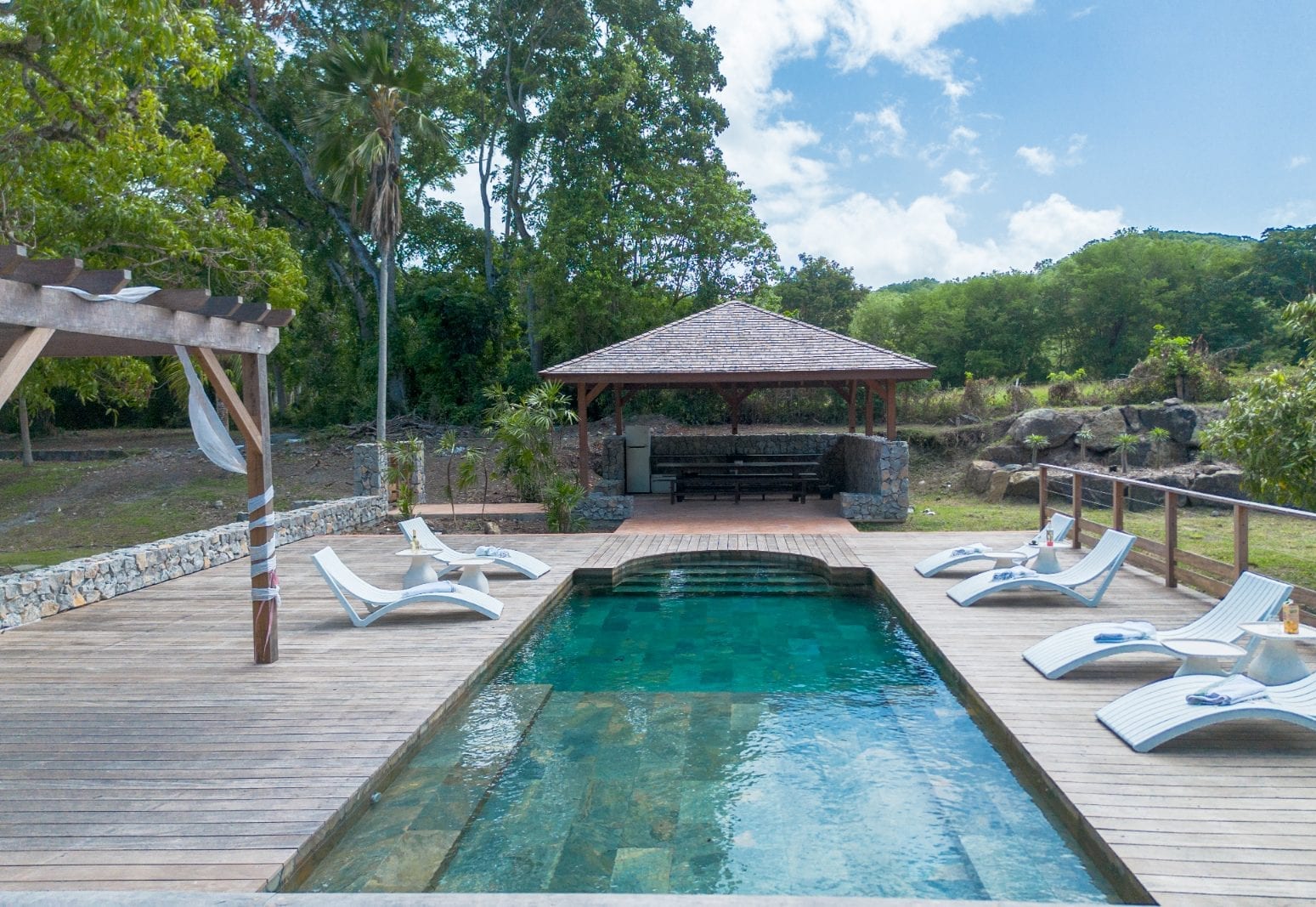 Piscine et carbet créole