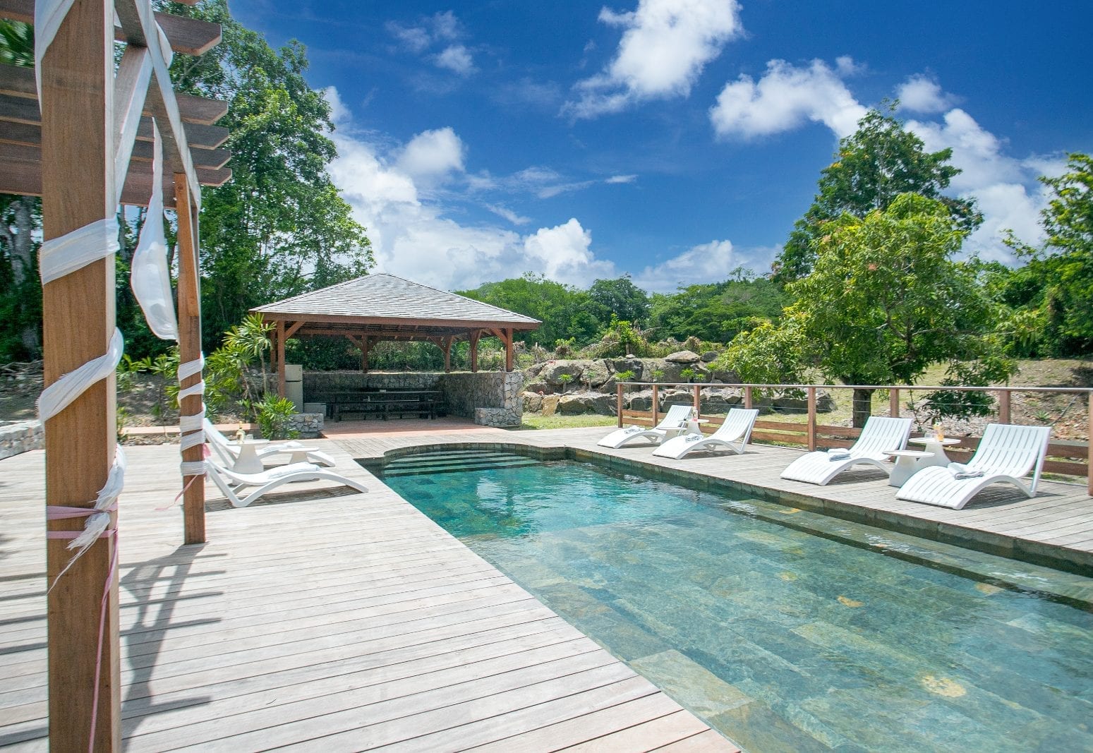 Piscine et carbet, vue du deck